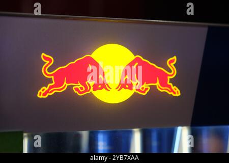 Las Vegas, Nevada, USA-12. Juni 2024: Red Bull Firmenlogo Nahaufnahme Stockfoto