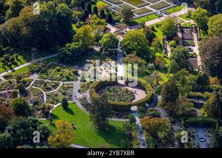 Luftbild, Grugapark und kreisförmige Heckenanlage mit Speerwerferin Skulptur, Botanischer Garten und barrierefreier Rundweg Pflanzen der Welt , Rüttenscheid, Essen, Ruhrgebiet, Nordrhein-Westfalen, Deutschland ACHTUNGxMINDESTHONORARx60xEURO *** Luftansicht, Grugapark und kreisförmige Hecke mit Speerwerferskulptur, Botanischer Garten und barrierefreie Kreiswegpflanzen der Welt , Rüttenscheid, Essen, Ruhrgebiet, Nordrhein-Westfalen, Deutschland ATTENTIONxMINDESTHONORARx60xEURO Stockfoto