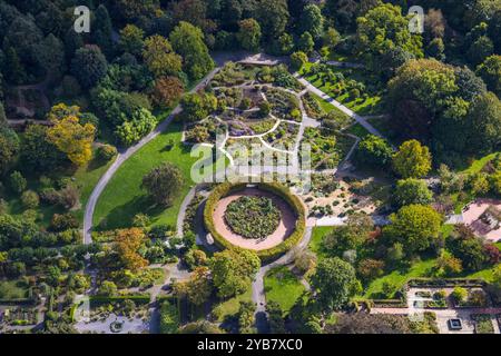 Luftbild, Grugapark und kreisförmige Heckenanlage mit Speerwerferin Skulptur, Botanischer Garten und barrierefreier Rundweg Pflanzen der Welt , Rüttenscheid, Essen, Ruhrgebiet, Nordrhein-Westfalen, Deutschland ACHTUNGxMINDESTHONORARx60xEURO *** Luftansicht, Grugapark und kreisförmige Hecke mit Speerwerferskulptur, Botanischer Garten und barrierefreie Kreiswegpflanzen der Welt , Rüttenscheid, Essen, Ruhrgebiet, Nordrhein-Westfalen, Deutschland ATTENTIONxMINDESTHONORARx60xEURO Stockfoto