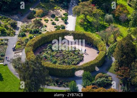 Luftbild, Grugapark und kreisförmige Heckenanlage mit Speerwerferin Skulptur, Botanischer Garten und barrierefreier Rundweg Pflanzen der Welt , Rüttenscheid, Essen, Ruhrgebiet, Nordrhein-Westfalen, Deutschland ACHTUNGxMINDESTHONORARx60xEURO *** Luftansicht, Grugapark und kreisförmige Hecke mit Speerwerferskulptur, Botanischer Garten und barrierefreie Kreiswegpflanzen der Welt , Rüttenscheid, Essen, Ruhrgebiet, Nordrhein-Westfalen, Deutschland ATTENTIONxMINDESTHONORARx60xEURO Stockfoto