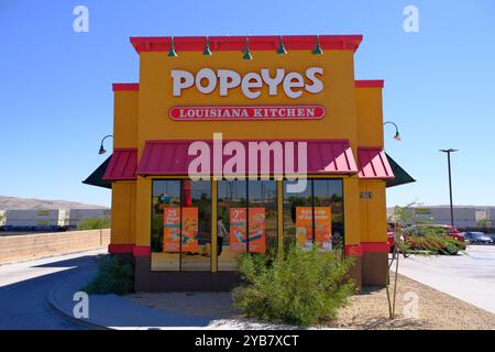 Barstow, Kalifornien, USA - 12. Juni 2024: Fassade des Restaurants Popeyes Louisiana Kitchen Stockfoto