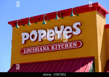 Barstow, Kalifornien, USA - 12. Juni 2024: Popeyes Louisiana Kitchen Restaurant Markenlogo Nahaufnahme Stockfoto
