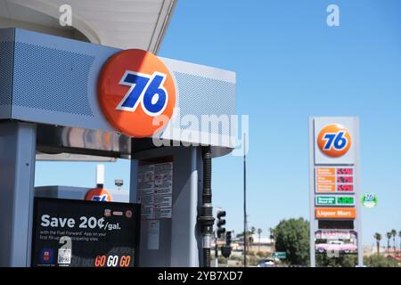 Barstow, Kalifornien, USA - 12. Juni 2024: 76 Markenlogo an Tankstelle Stockfoto