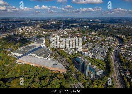 Luftbild, Messe Essen mit Grugahalle, Gesamtübersicht mit Blick zur City, Fernsicht und blauer Himmel mit Wolken, Rüttenscheid, Essen, Ruhrgebiet, Nordrhein-Westfalen, Deutschland ACHTUNGxMINDESTHONORARx60xEURO *** Luftansicht, Messe Essen mit Grugahalle, Gesamtansicht mit Blick auf die Stadt, Fernsicht und blauer Himmel mit Wolken, Rüttenscheid, Essen, Ruhrgebiet, Nordrhein-Westfalen, Deutschland ATTENTIONxMINDESTHONORARx60xEURO Stockfoto