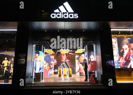 Shanghai, China - 21. Juli 2024: Große Fassade des Adidas-Einzelhandels bei Nacht Stockfoto