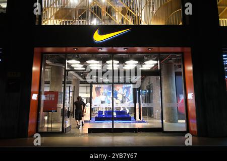 Shanghai, China – 21. Juli 2024: Großer NIKE Einzelhandel mit Menschen in der Nacht Stockfoto