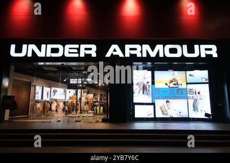 Shanghai, China - 21. Juli 2024: Fassade des Einzelhandels unter Armour bei Nacht Stockfoto