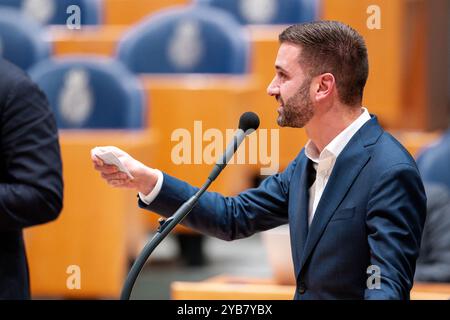 DEN HAAG, NIEDERLANDE - 15. OKTOBER: Stephan van Baarle (DENK) während der Plenardebatte im Tweede Kamer am 15. Oktober 2024 in den Haag, Niederlande (Foto: John Beckmann/Orange Pictures) Stockfoto