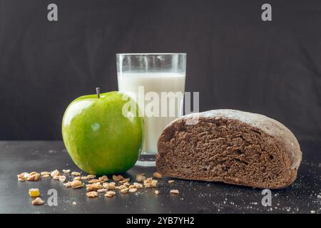 Milchapfel und Brot Stockfoto