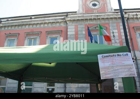 29. September 2024, Arzano, Kampanien/Neapel, Italien: Petition von Bürgern von Arzano in der Provinz Neapel gegen den Bau eines Kraftwerks auf dem Staatsgebiet der Stadt. (Kreditbild: © Salvatore Esposito/Pacific Press via ZUMA Press Wire) NUR REDAKTIONELLE VERWENDUNG! Nicht für kommerzielle ZWECKE! Stockfoto