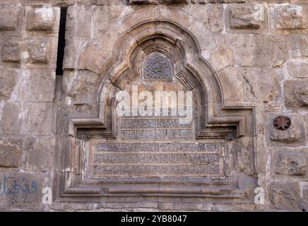 Inschrift aus dem Jahr 1209 an der Außenmauer der Zitadelle Ayyubd in Damaskus, Syrien Stockfoto