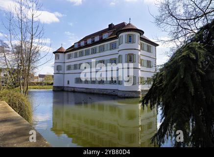 Blick auf die Burg Bad Rappenau zu Beginn des Frühlings mit Reflexionen im Burggraben Stockfoto