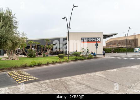 Catania, Sizilien, Italien - 29. September 2024: Ankunftsterminal des internationalen Flughafens Catania-Fontanarossa in Sizilien. Stockfoto