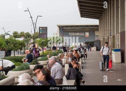 Catania, Sizilien, Italien - 29. September 2024: Ankunftsterminal des internationalen Flughafens Catania-Fontanarossa in Sizilien. Stockfoto