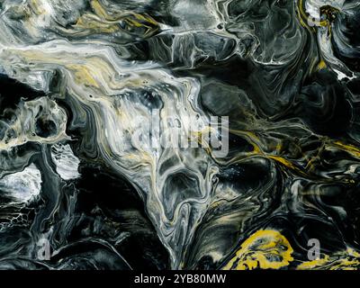Abstrakt fantastischer schwarzer und goldener kreativer handgemalter Hintergrund, Marmor- und Pinselstruktur, abstraktes Meer, Acrylmalerei. Moderne Kunst. Stockfoto