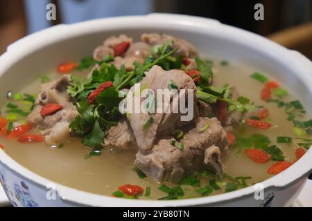 Köstliche chinesische Hammelsuppe. Traditionelles Essen in Ningxia, China Stockfoto