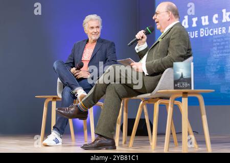 Buchmesse Frankfurt 2024 Frank Schätzing präsentiert auf der Literaturbühne von ARD, ZDF und 3sat sein neues Buch Helden. Rechts im Vordergrund Moderator Denis Schick. Buchmesse Frankfurt 2024., Frankfurt am Main Hessen Deutschland Messegelände *** Buchmesse Frankfurt 2024 Frank Schätzing präsentiert sein neues Buch Helden Rechts auf der literarischen Bühne von ARD, ZDF und 3sat Moderator Denis Schick auf der Vordergrundbuchmesse Frankfurt 2024, Frankfurt am Main Hessen Deutschland Messegelände Stockfoto