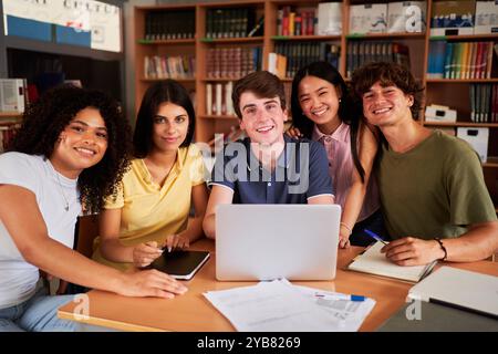 Porträt einer Gruppe multirassischer Schüler in der Bibliothek, die lächelnd in der Kamera schaut. Stockfoto