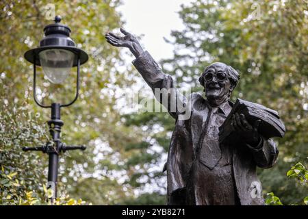 Eine Statue von Fenner Brockway in den Red Lion Square Gardens in London. Stockfoto