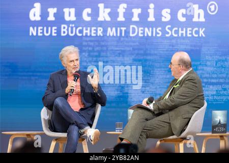 Buchmesse Frankfurt 2024 Frank Schätzing präsentiert auf der Literaturbühne von ARD, ZDF und 3sat sein neues Buch Helden. Rechts im Vordergrund Moderator Denis Schick. Buchmesse Frankfurt 2024., Frankfurt am Main Hessen Deutschland Messegelände *** Buchmesse Frankfurt 2024 Frank Schätzing präsentiert sein neues Buch Helden Rechts auf der literarischen Bühne von ARD, ZDF und 3sat Moderator Denis Schick auf der Vordergrundbuchmesse Frankfurt 2024, Frankfurt am Main Hessen Deutschland Messegelände Stockfoto