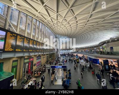 kings Cross Station Buchungshalle mit Reisenden, Abfahrtstafel, Geschäften usw. london england großbritannien Stockfoto