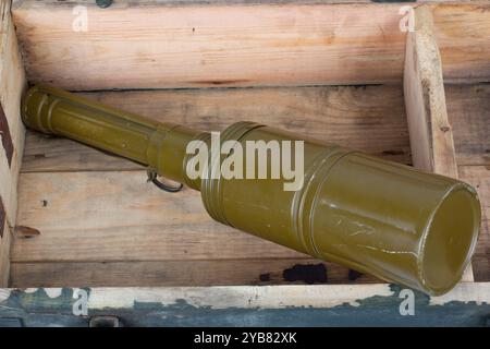 RKG-3 sowjetische Panzerabwehrgranate in Form einer Munitionskiste aus Holz. Stockfoto