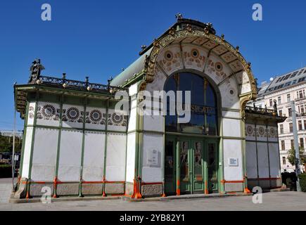 Der von Otto Wagner entworfene ehemalige Stadtbahnbahnhof am Karlsplatz ist heute ein Museum mit einer Ausstellung über den Wiener Secessionsarchitekten. Stockfoto