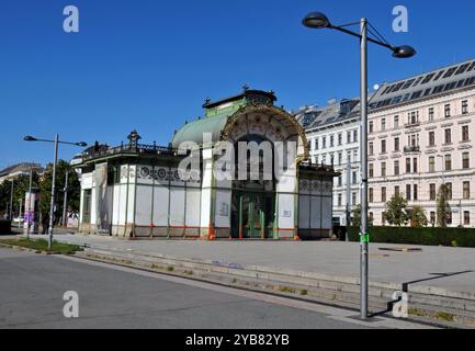 Der Otto-Wagner-Pavillon, ein ehemaliger Stadtbahnbahnhof am Karlsplatz, ist heute ein Museum mit einer Ausstellung über das Werk des Wiener Sezessionsarchitekten. Stockfoto