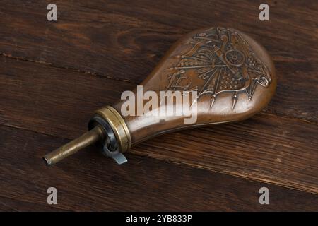 Alte Pulverflasche im Westen auf Holzdeck Hintergrund Stockfoto