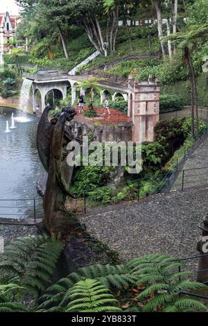 FUNCHAL, PORTUGAL - 24. AUGUST 2021: Dies ist ein künstlicher Wasserfall in der Nähe des Central Lake im Monte Tropical Park. Stockfoto