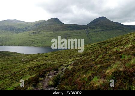 Der Scottish Mountain Munros „Sgor Eilde Beag“ & „Sgurr Eilde Mor“ von Loch Eilde Mor bei Kinlochleven in den schottischen Highlands, Schottland, Großbritannien. Stockfoto