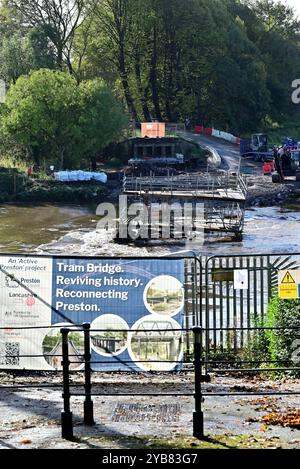 Im Vereinigten Königreich – Arbeiten an der Ersatz-Straßenbahnbrücke – gefährdet durch den hohen Wasserstand Stockfoto