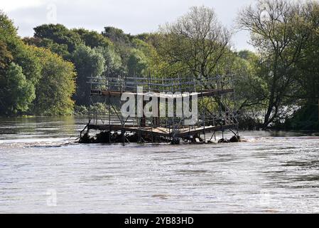 Im Vereinigten Königreich – Arbeiten an der Ersatz-Straßenbahnbrücke – gefährdet durch den hohen Wasserstand Stockfoto