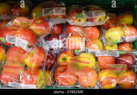 London, England, Großbritannien. Oktober 2024. Äpfel, die in einem Supermarkt in London als Anti-Abfall-WOHLTÄTIGKEITSVERPACKUNG verkauft werden, fordern ein Verbot von Plastikverpackungen für 21 Obst und Gemüse, einschließlich Äpfel. (Kreditbild: © Vuk Valcic/ZUMA Press Wire) NUR REDAKTIONELLE VERWENDUNG! Nicht für kommerzielle ZWECKE! Stockfoto