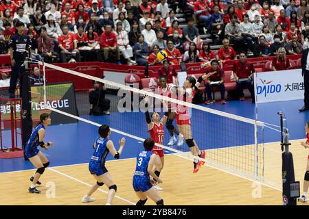 Eröffnungsspiel von Daido Life SV. Liga (Japans erste Volleyballliga) zwischen NEC Red Rockets Kawasaki und Saitama Ageo Medics in der Todoroki Arena in Kawasaki. Endpunktzahl: Kawasaki die Saitama Ageo Medics 3:0 Saitama Ageo Medics. Der Daido Life SV. Die Liga markiert eine bedeutende Veränderung in der Landschaft des japanischen Volleyballs, mit dem Ziel, internationale Bekanntheit zu erlangen. Durch die Neuorganisation der vorherigen V-League, Daido Life SV. Die Liga hat sich ehrgeizige Ziele gesetzt, um die Qualität und Anerkennung des Sports zu verbessern, mit dem Ziel, bis 2030 die weltweit führende Volleyballliga zu werden. Stockfoto