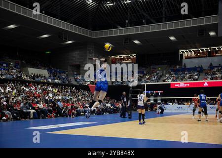 Saitama Ageo Medics Spieler Meguro Aki (6 OH) dient den Ball während des Eröffnungsspiels von Daido Life SV. Liga (Japans erste Volleyballliga) zwischen NEC Red Rockets Kawasaki und Saitama Ageo Medics in der Todoroki Arena. Endpunktzahl: Kawasaki die Saitama Ageo Medics 3:0 Saitama Ageo Medics. Der Daido Life SV. Die Liga markiert eine bedeutende Veränderung in der Landschaft des japanischen Volleyballs, mit dem Ziel, internationale Bekanntheit zu erlangen. Durch die Neuorganisation der vorherigen V-League, Daido Life SV. Die Liga hat sich ehrgeizige Ziele gesetzt, um die Qualität und Anerkennung des Sports zu verbessern, mit dem Ziel, der W zu werden Stockfoto