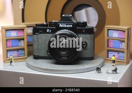 Shanghai, China-4. November 2023: Nikon ZF spiegellose Vollformatkamera Stockfoto