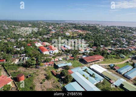Tropische Stadtlandschaft mit hellem, sonnigem Tagesblick von Drohnen Stockfoto