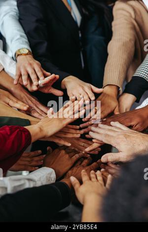 Multiethnische Teamarbeit mit verschiedenen Händen, die zusammenarbeiten und Einheit und Zusammenarbeit in einer Gruppe darstellen. Dieses Bild zeigt ein Gefühl der Einheit Stockfoto