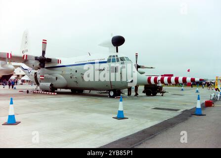 Lockheed C-130K Hercules W2 XV208 wurde auch als Snoopy of DERA / Meteorological Research Flight bezeichnet und ist auf der Royal International Air Tattoo Airshow im Juli 2000 in der RAF Cottesmore zu sehen. Das Flugzeug wurde 1967 als Hercules C.1-Transport an die RAF geliefert und 1973 zur Wetterforschung in Hercules W.2 umgebaut. 2005 wurde er von seinen Verkleidungen entfernt und als Motorteststand für A400M verwendet, bis er 2015 verschrottet wurde. Stockfoto