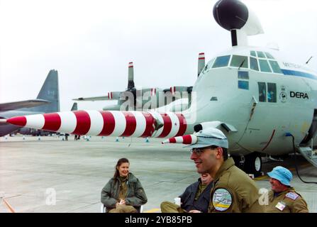 Lockheed C-130K Hercules W2 XV208 wurde auch als Snoopy of DERA / Meteorological Research Flight bezeichnet und ist auf der Royal International Air Tattoo Airshow im Juli 2000 in der RAF Cottesmore zu sehen. Das Flugzeug wurde 1967 als Hercules C.1-Transport an die RAF geliefert und 1973 zur Wetterforschung in Hercules W.2 umgebaut. 2005 wurde er von seinen Verkleidungen entfernt und als Motorteststand für A400M verwendet, bis er 2015 verschrottet wurde. Crewmitglied mit humorvollem Hut mit schnuppiger Nase Stockfoto