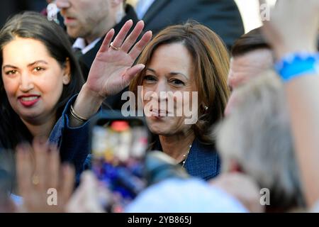 Washington Crossing, Usa. Oktober 2024. Kamala Harris während einer Kampagne am 16. Oktober 2024 in Bucks County, PA, USA. Quelle: Bastiaan Slabbers/OOgImages Stockfoto