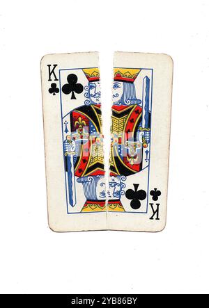 Eine alte Spielkarte, die von oben nach unten in zwei Hälften auf weißem Hintergrund zerrissen wurde. Stockfoto