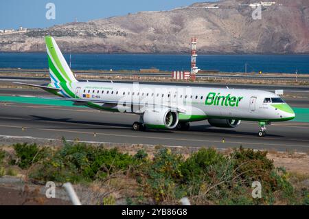 Regionalflugzeuge. Embraer 195 Flugzeug der Fluggesellschaft Binter Canarias am Flughafen Gran Canaria, Gando. Verbindungen zwischen den Kanarischen Inseln. Stockfoto