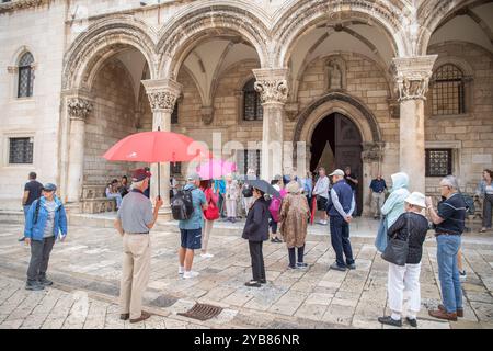 Dubrovnik, Kroatien. Oktober 2024. Touristen laufen und machen Fotos auf Stradun trotz des Regens am 17. Oktober 2024 in Dubrovnik, Kroatien. Foto: Grgo Jelavic/PIXSELL Credit: Pixsell/Alamy Live News Stockfoto