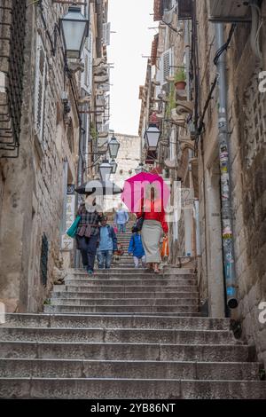 Dubrovnik, Kroatien. Oktober 2024. Touristen laufen und machen Fotos auf Stradun trotz des Regens am 17. Oktober 2024 in Dubrovnik, Kroatien. Foto: Grgo Jelavic/PIXSELL Credit: Pixsell/Alamy Live News Stockfoto