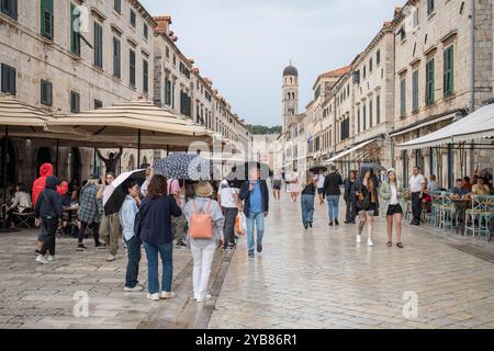 Dubrovnik, Kroatien. Oktober 2024. Touristen laufen und machen Fotos auf Stradun trotz des Regens am 17. Oktober 2024 in Dubrovnik, Kroatien. Foto: Grgo Jelavic/PIXSELL Credit: Pixsell/Alamy Live News Stockfoto