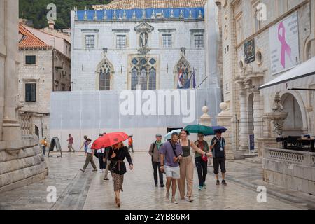 Dubrovnik, Kroatien. Oktober 2024. Touristen laufen und machen Fotos auf Stradun trotz des Regens am 17. Oktober 2024 in Dubrovnik, Kroatien. Foto: Grgo Jelavic/PIXSELL Credit: Pixsell/Alamy Live News Stockfoto