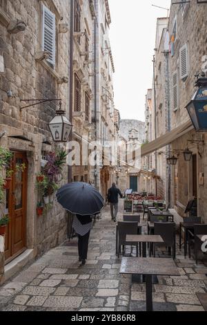 Dubrovnik, Kroatien. Oktober 2024. Touristen laufen und machen Fotos auf Stradun trotz des Regens am 17. Oktober 2024 in Dubrovnik, Kroatien. Foto: Grgo Jelavic/PIXSELL Credit: Pixsell/Alamy Live News Stockfoto