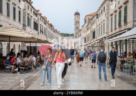 Dubrovnik, Kroatien. Oktober 2024. Touristen laufen und machen Fotos auf Stradun trotz des Regens am 17. Oktober 2024 in Dubrovnik, Kroatien. Foto: Grgo Jelavic/PIXSELL Credit: Pixsell/Alamy Live News Stockfoto